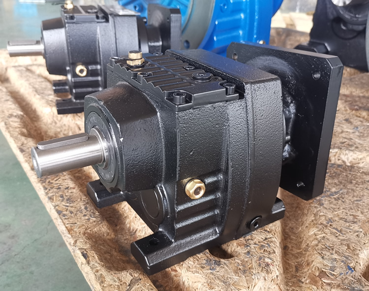 R37系列減速機的實物照片，輸入配伺服電機