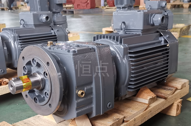 RF47系列減速機配直聯電機，立式安裝 輸出法蘭+軸 實物圖