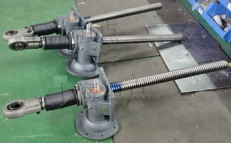 SWLD10升降機配關節軸承，配軟防護罩的實物圖